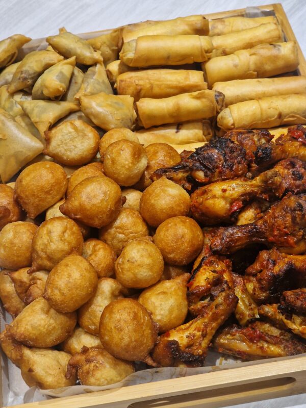 Small Chops ( Spring roll 10psc ,Samosa 10psc Mosa10psc,Peppered chicken small bite size 10psc ,Puff puff 30psc)